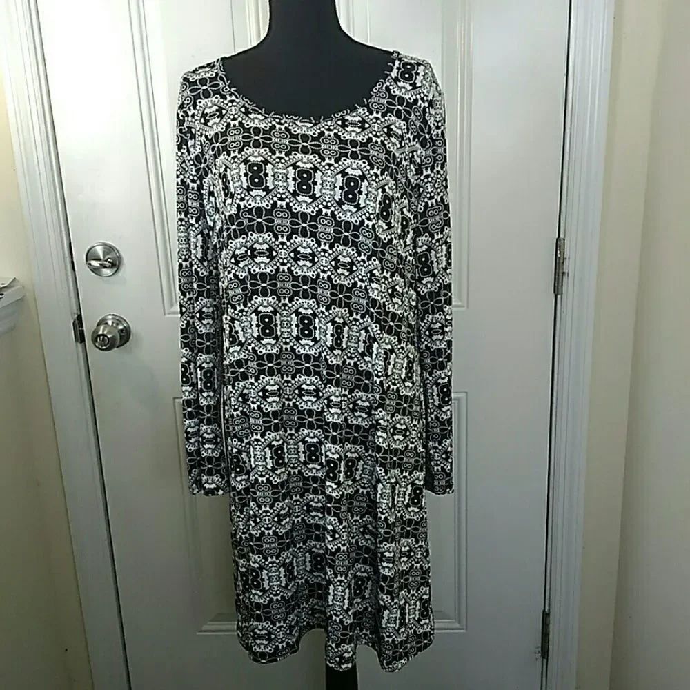 Three Seasons black and white maternity dress